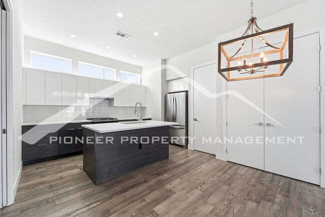 Building Photo - Townhome in the Highlands!