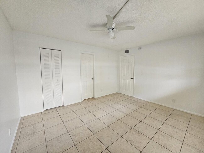 Building Photo - 8020 Fairview Dr