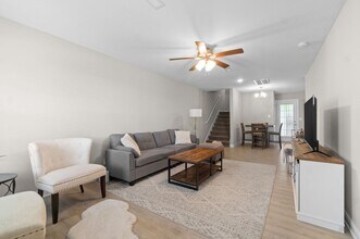 Building Photo - 3 Bedroom 2 1/2 Bath Pet Friendly Home For Rent!