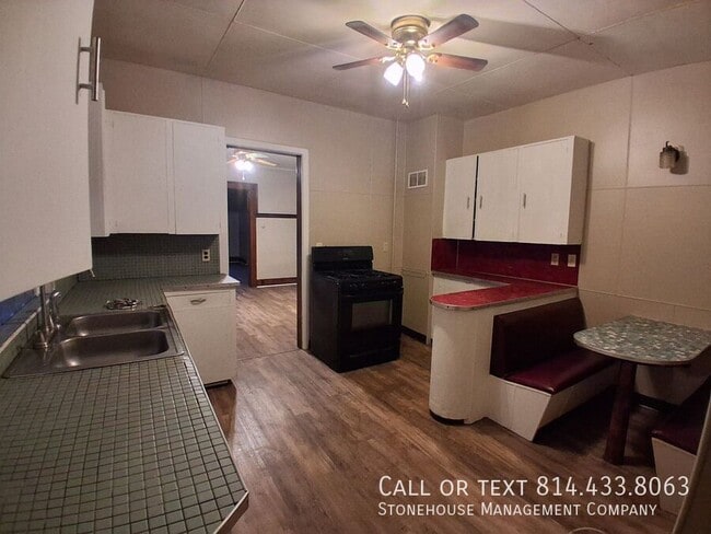 Building Photo - 622 E 6th St