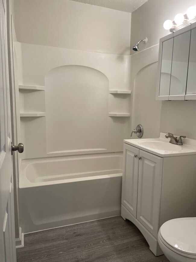 Building Photo - Spacious 3 Bedroom Townhouse