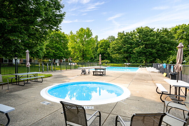 Building Photo - 2215 Barclay Ct