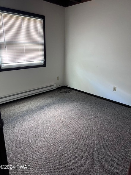 Building Photo - 2392 Meadow View Dr