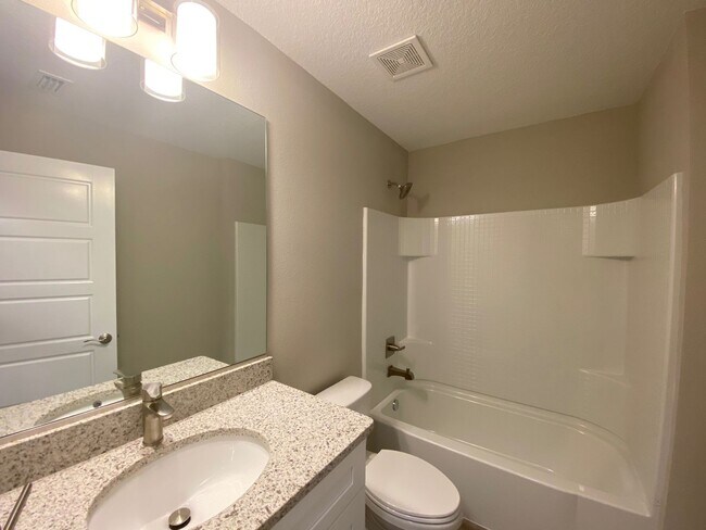 Building Photo - Available December 15th.....Custom Home - Desirable SE Ocala Neighborhood 3/2/2 **WON'T LAST**