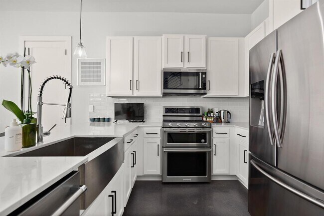 Building Photo - 1702 Cullen Ave