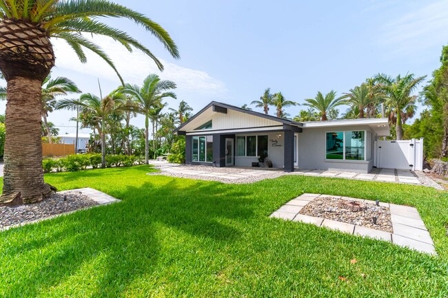 Building Photo - Unique 3 Bed, 3 Bath Waterfront Property w...