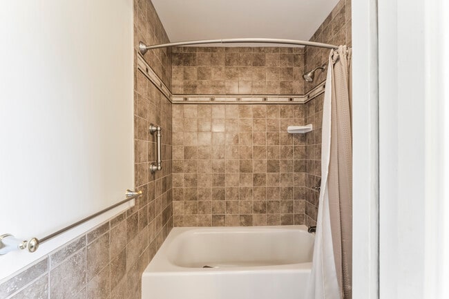 Building Photo - 23 Westview Dr