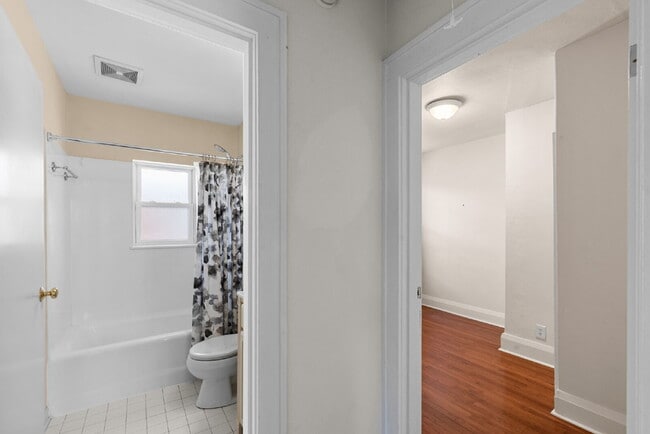 Building Photo - "Charming Brentwood house 2 bedrooms 1 Bathoom, Prime Location!"