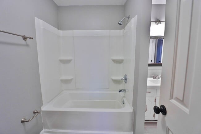 Building Photo - Great Townhome Convenient Location