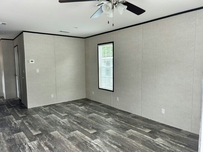 Building Photo - 38651 Tarr Dr