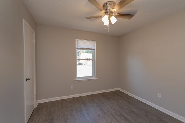 Building Photo - 2937 Dahlia Dr