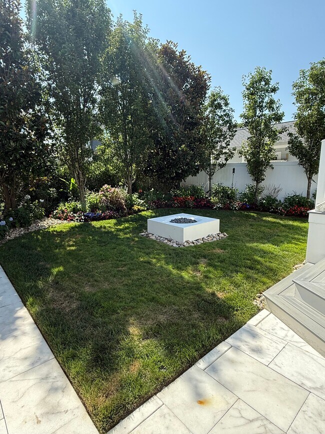 Building Photo - 16 S Somerset Ave