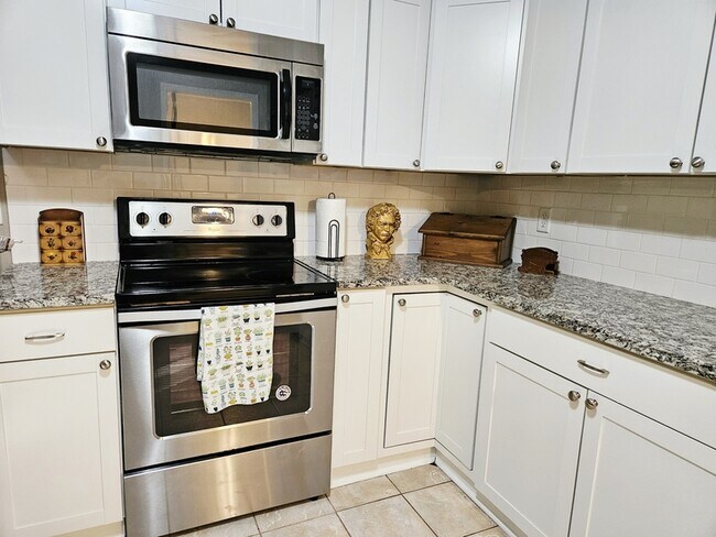 Building Photo - 1330 White Oak Dr