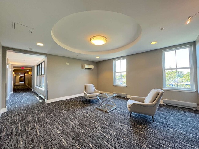 Building Photo - "Chic Urban Retreat: Stylish 1-Bed Condo with Hardwood Elegance in the Heart of Alexandria!"