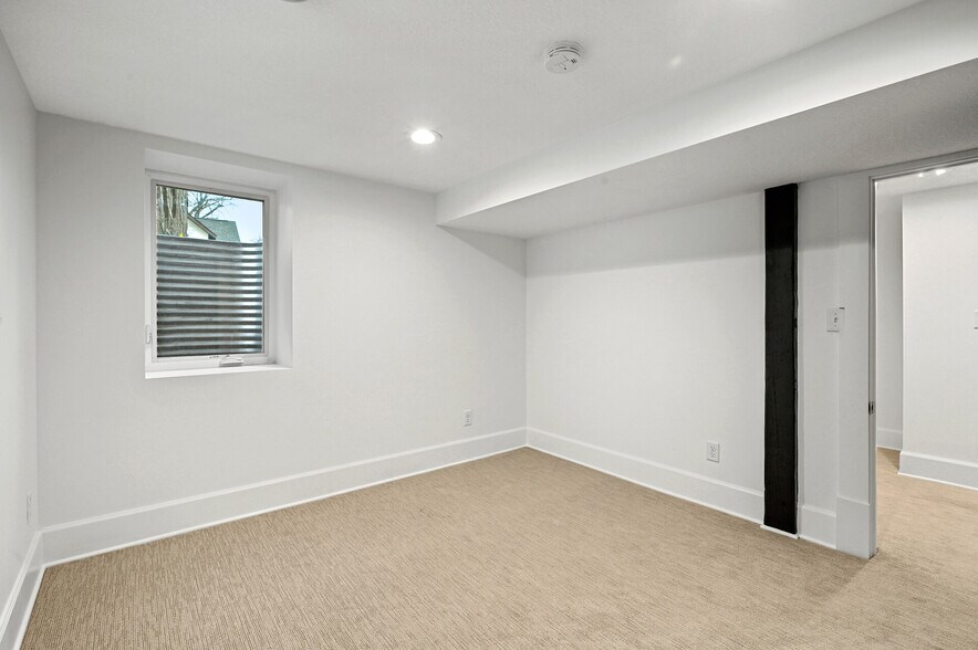 Building Photo - 3127 33rd Ave S