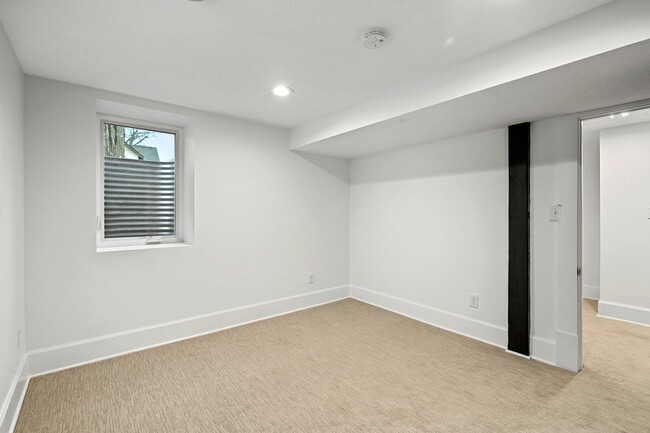 Building Photo - 3127 33rd Ave S