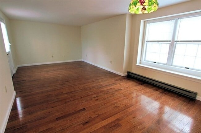 Building Photo - Spacious 3-Bed Townhouse with Wraparound D...