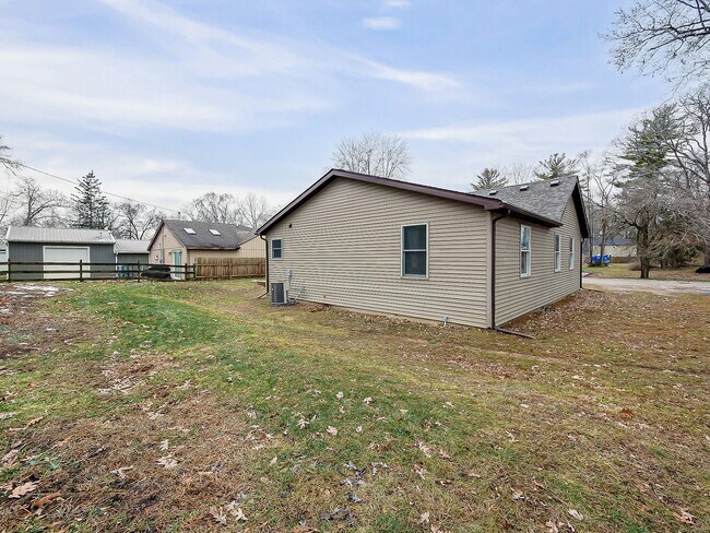 Building Photo - Charming 3-Bed, 2.5-Bath Home in Pinckney!