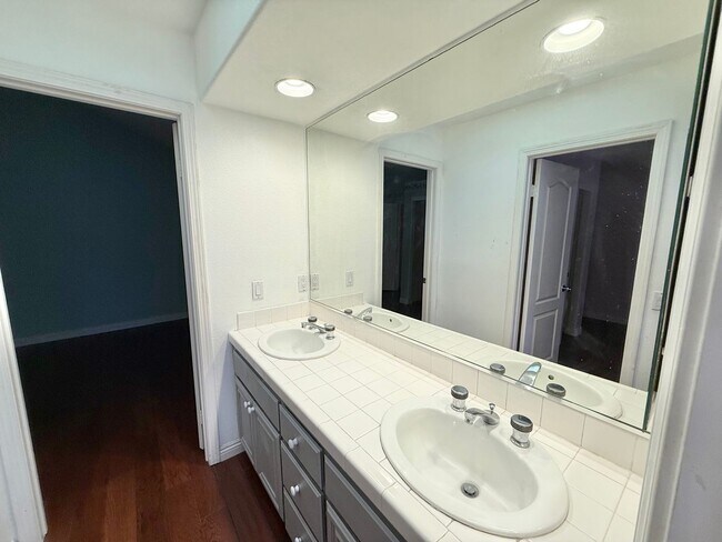 Building Photo - $500 OFF FIRST MONTH! Stunning 4 Bed 4 Bat...