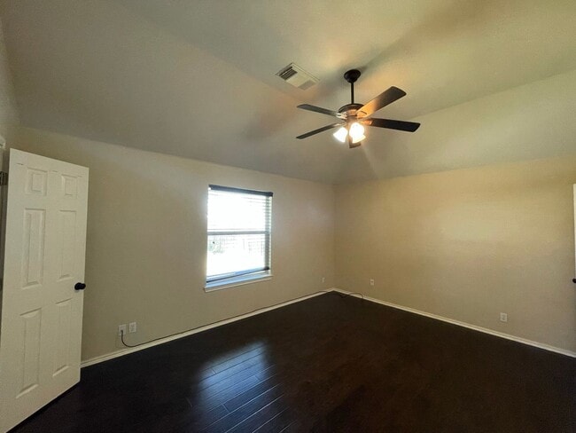 Building Photo - Beautiful single-story home in desirable Vista Oaks Subdivision