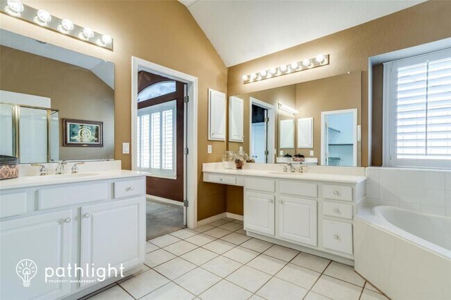 Building Photo - 2885 Ridgedale Dr