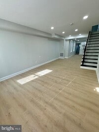 Building Photo - 921 N Pine St