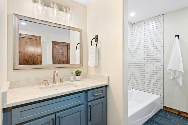 Building Photo - 205 Loop Dr