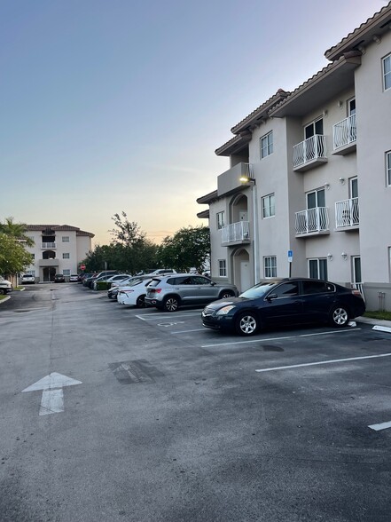 Building Photo - 291 W 79th Pl