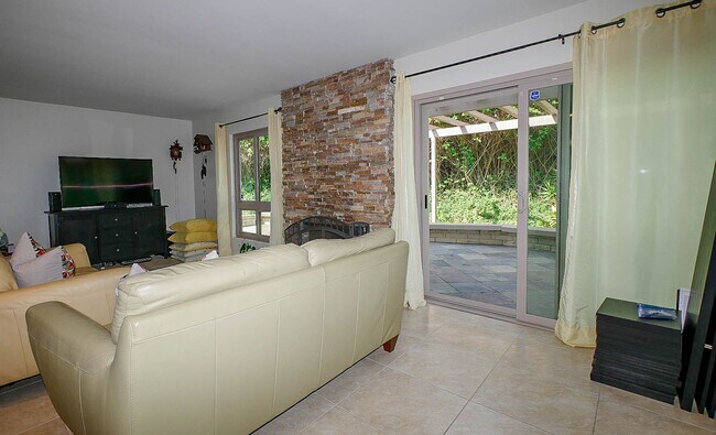 Building Photo - Updated 4BR Townhome in La Jolla Shores He...