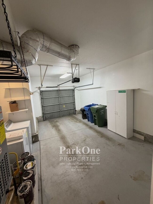 Building Photo - Two Bedroom Town House Walking Distance to Downtown Lafayette