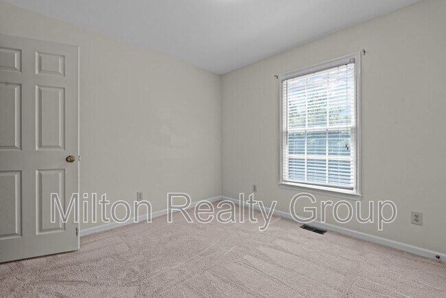 Building Photo - 464 Tirzah Dr