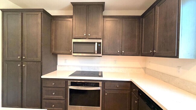 Building Photo - Modern Townhouse in Fairview Community of Bonsall