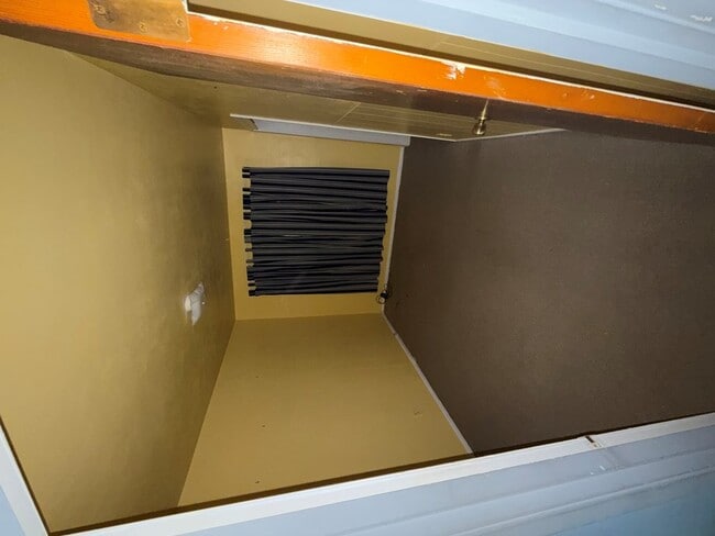 Building Photo - 401 N Ave C