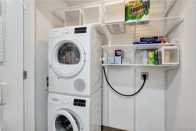 Building Photo - 10 Byron Pl