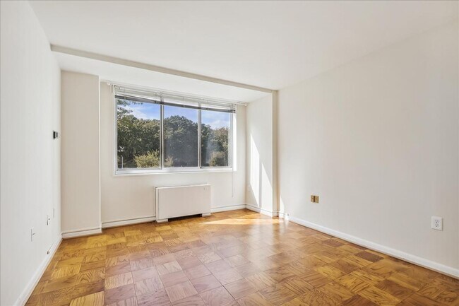 Building Photo - 10401 Grosvenor Pl