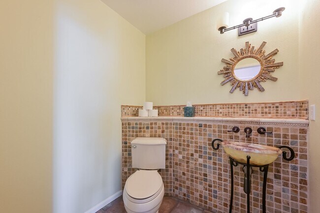 Building Photo - Spacious 4 Bed/ 3.5 Bath Home with Finishe...