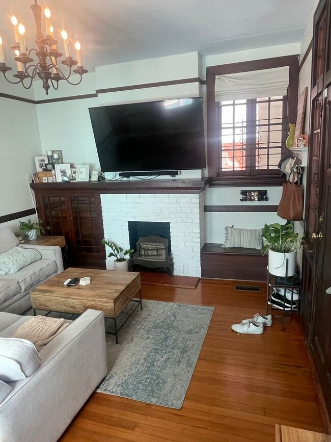 Building Photo - Gorgeous 3BD/2BA Single Family Home in Mid...