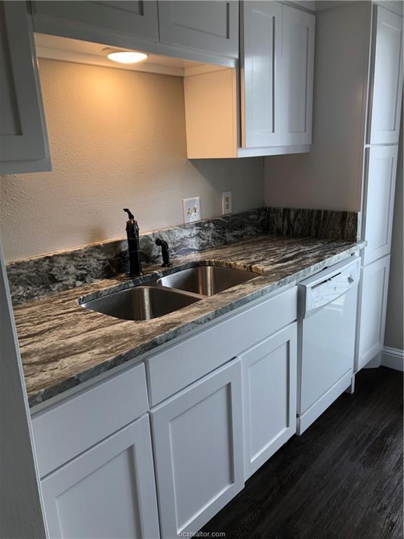 Building Photo - 718 San Saba Dr