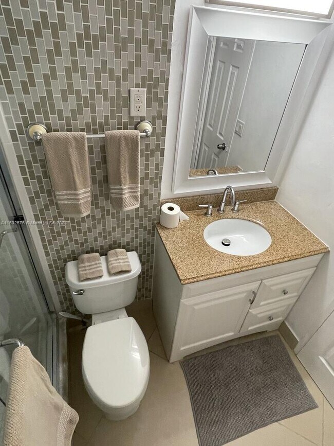 Building Photo - 220 Kings Point Dr