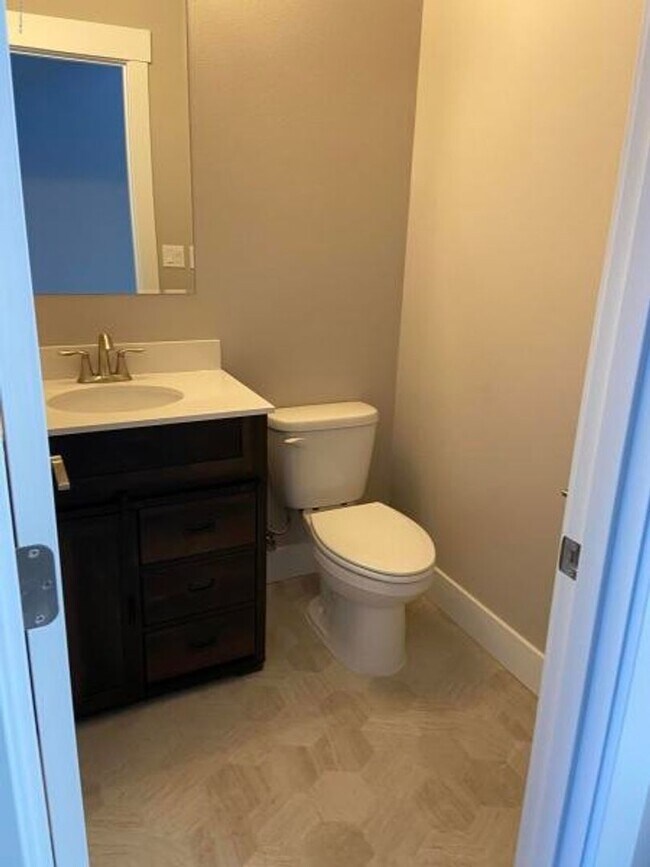 Building Photo - South Anchorage 3 Bedroom Duplex!