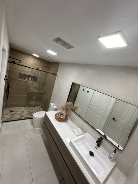 Guest Bathroom - 5621 Pinnacle Heights Cir