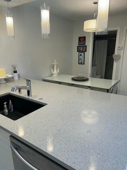 Building Photo - 2101 21st Ln