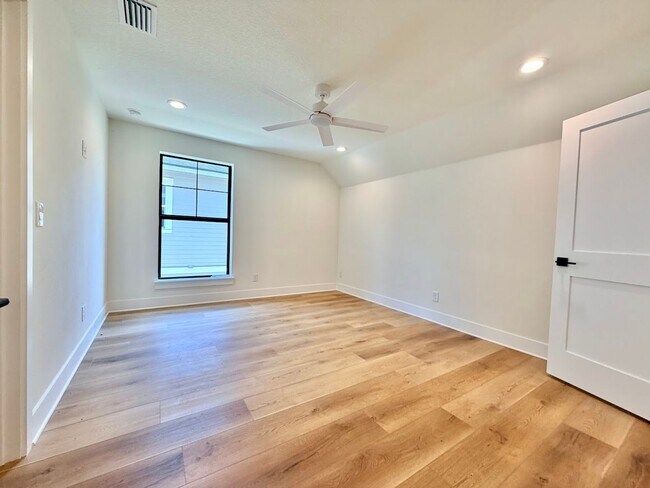 Building Photo - Brand New Custom 5/3.5 Home Steps from Downtown Winter Garden!