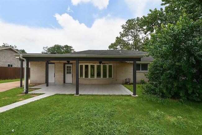 Building Photo - 5951 Beaudry Dr