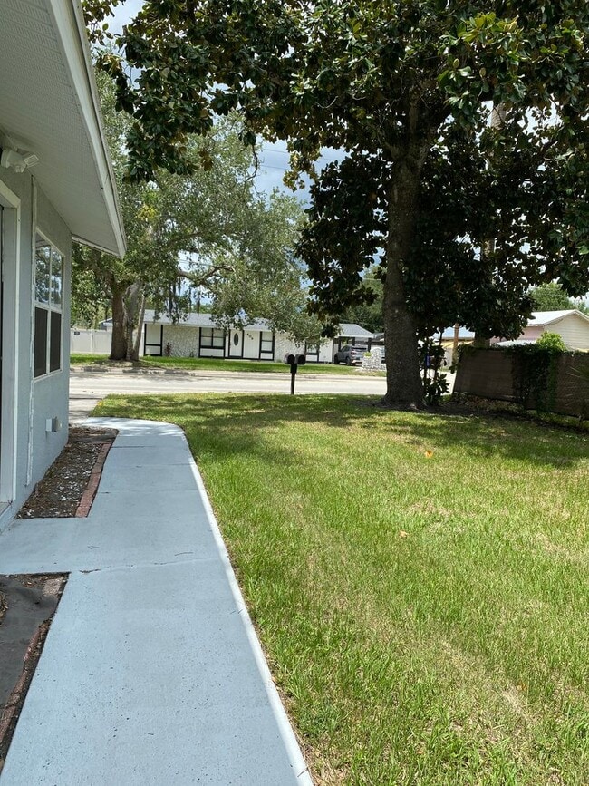 Building Photo - Kissimmee Two Bedroom One Bath Duplex Grea...
