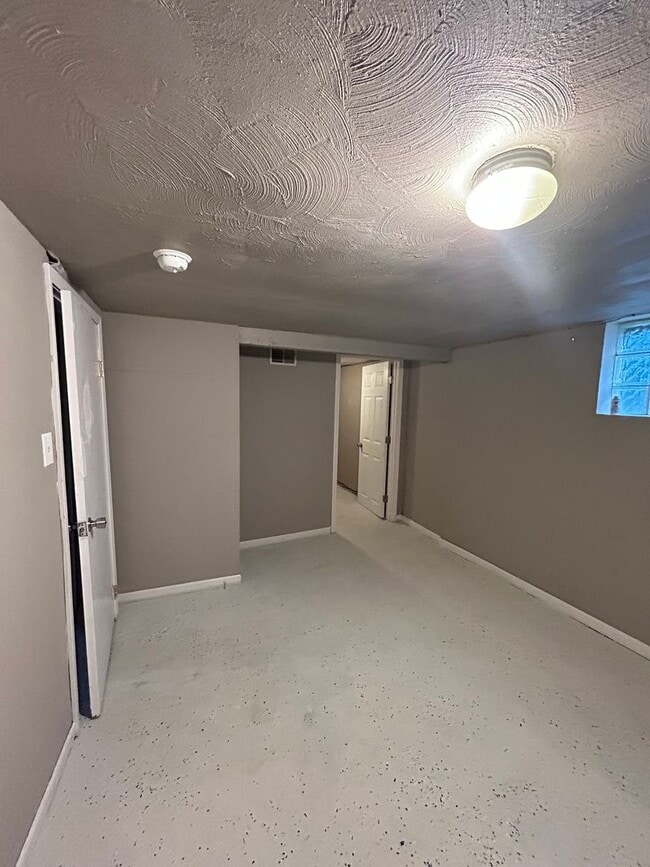 Building Photo - 2 Bedroom Home with Bonus Rooms in West Gary