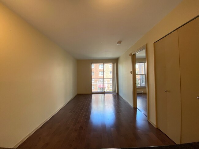 Building Photo - 1 Bed 1 Bath Condo in Seattle - Includes P...