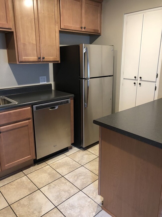Building Photo - WALK TO NAU! 1 Bedroom Condo at University...