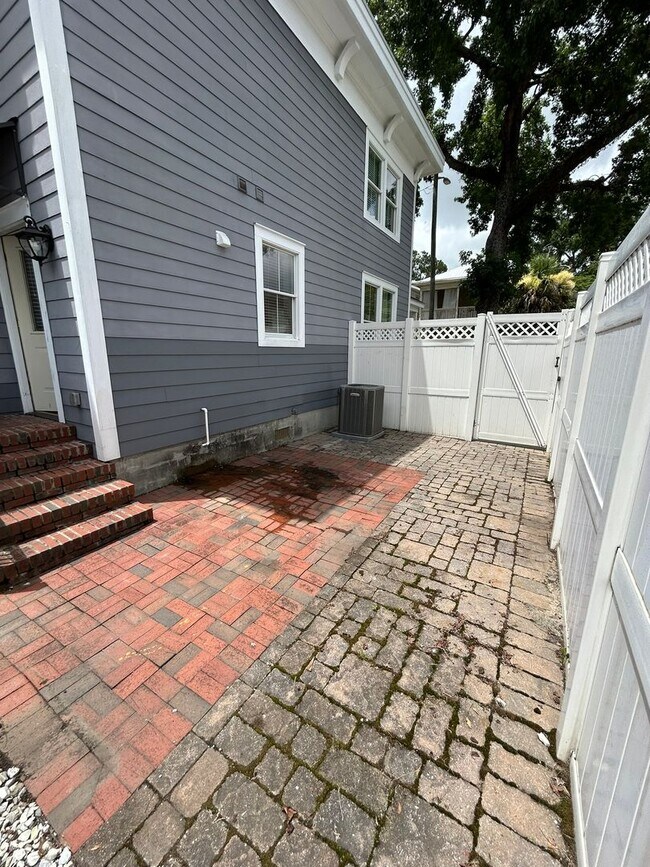 Building Photo - 3 Bedroom/2 Bath in Downtown Savannah, GA