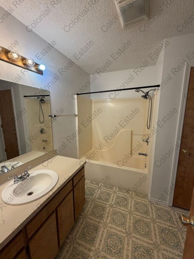 Building Photo - Spacious 4 bedroom 2 bath home.